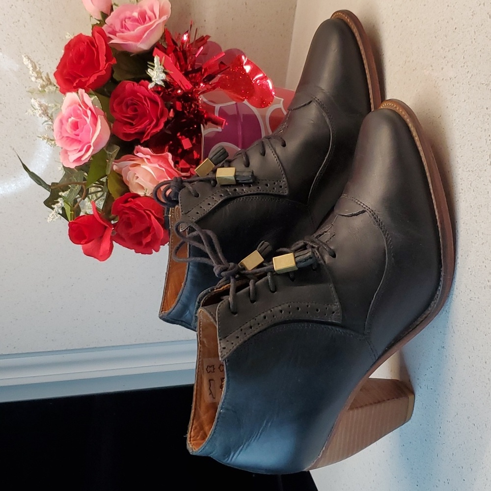 J SHOES sidesaddle leather booties (sz 9)